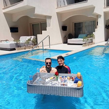 The V Luxury Resort Sahl Hasheesh Hurghada Exterior photo Floating pool service at a resort