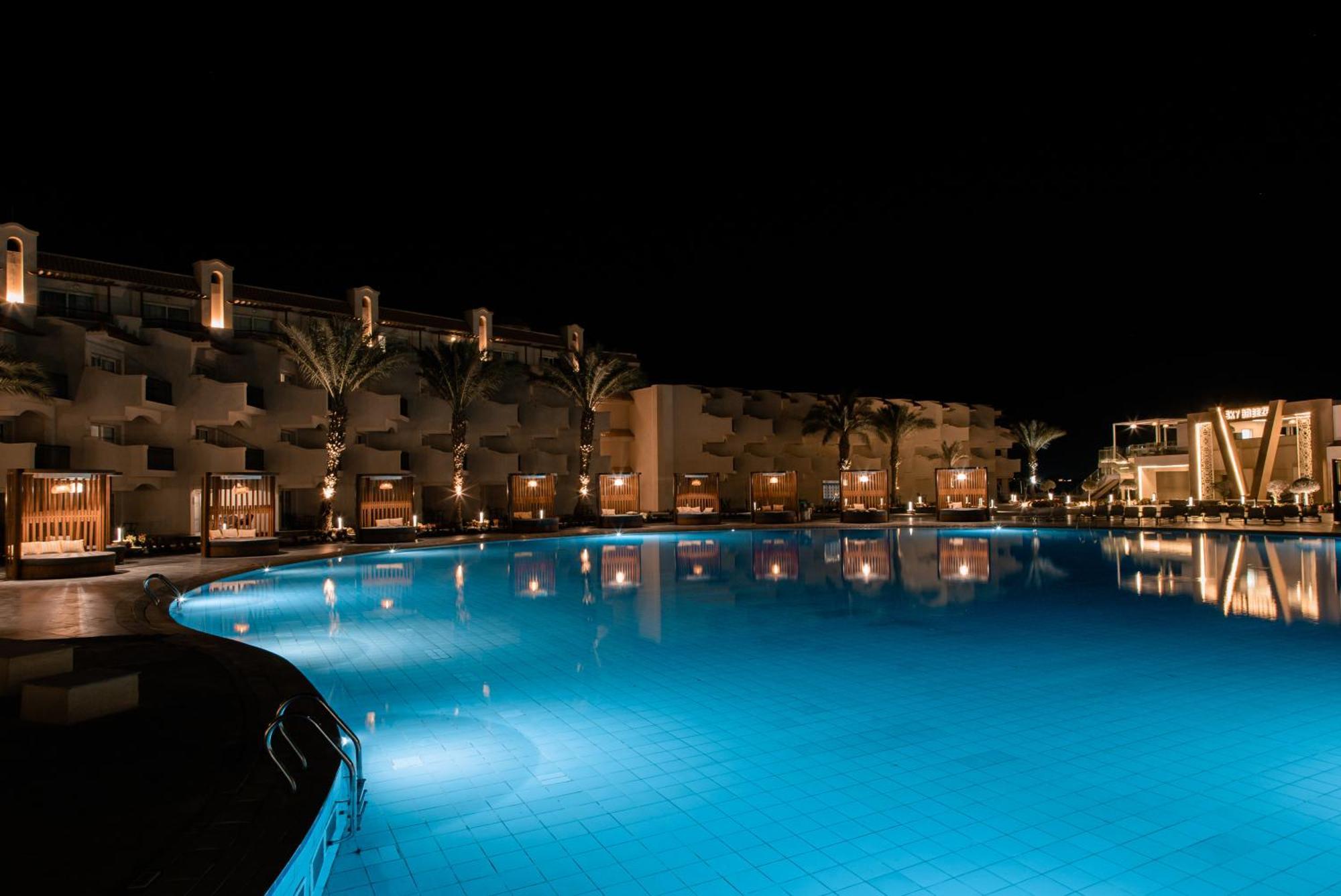 The V Luxury Resort Sahl Hasheesh Hurghada Exterior photo The pool at the resort at night