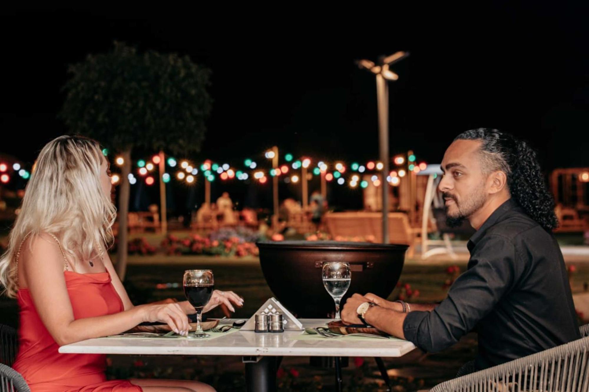The V Luxury Resort Sahl Hasheesh Hurghada Exterior photo A couple dining at a restaurant